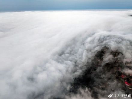 庐山现气势恢宏的瀑布云景观