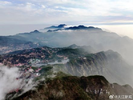 庐山现气势恢宏的瀑布云景观