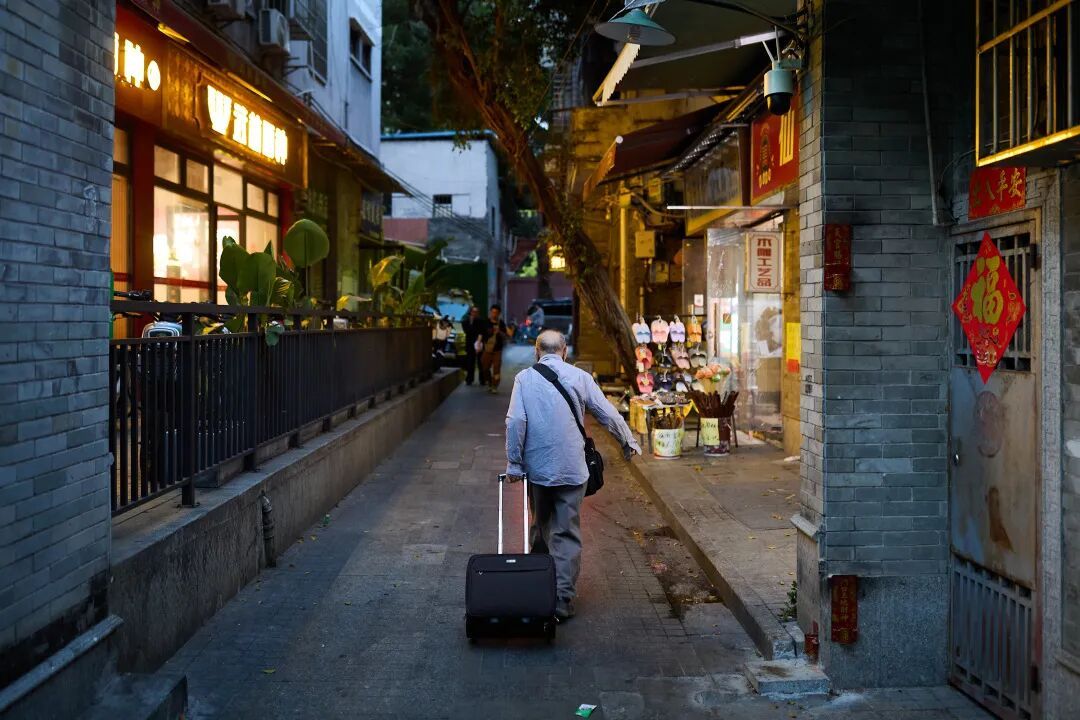 泪目！广州92岁老人在街头摆摊卖书22年：书是自己写的，故事都是曾经讲给亡妻听的