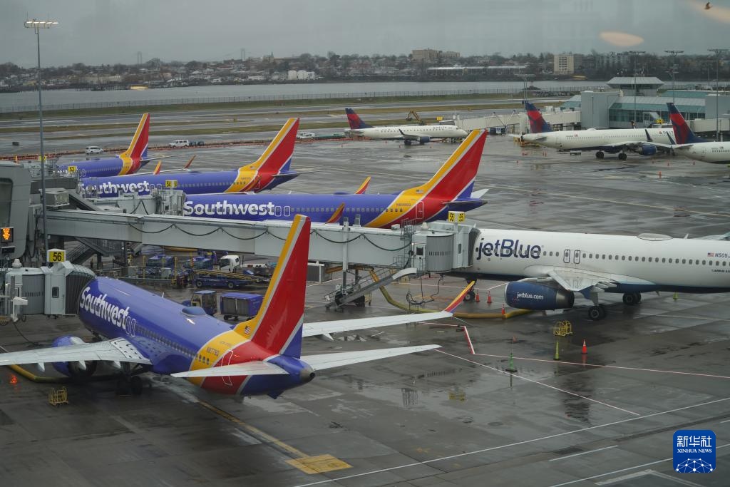 美国客机和消防车相撞造成2人死亡