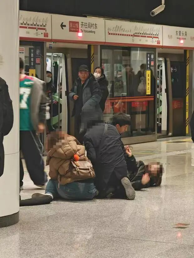 “住手，我是公安大学的！”地铁站台上男子猛击女子头部，大学生挺身隔开，记三等功