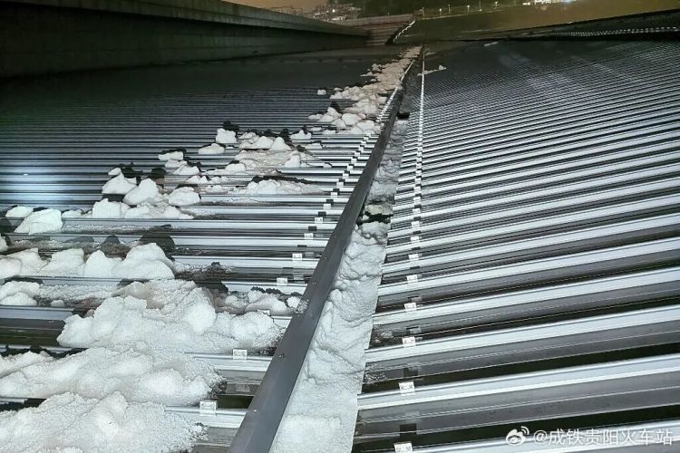 贵阳地区突发强降雨伴随冰雹天气，贵阳北站候车室短时雨水溢流，官方发布情况说明