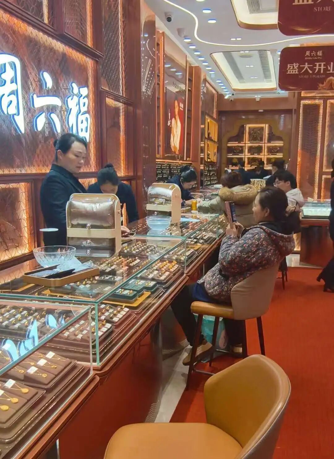 黄金连续大跌多日，记者探访长沙金店：价格有降，但降幅有限，900多元是板料价