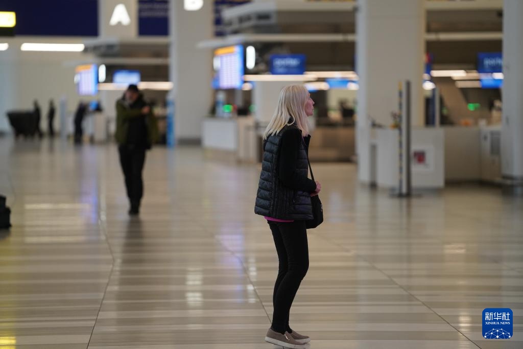 美国客机和消防车相撞造成2人死亡