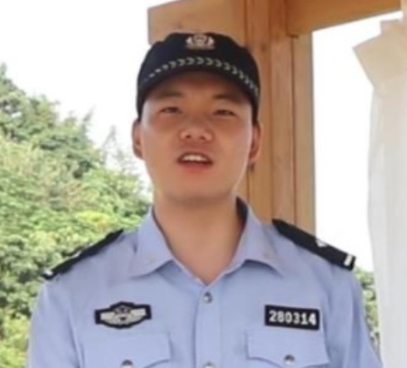 那个蹲在单元楼道啃面包的新警，后来怎样了？