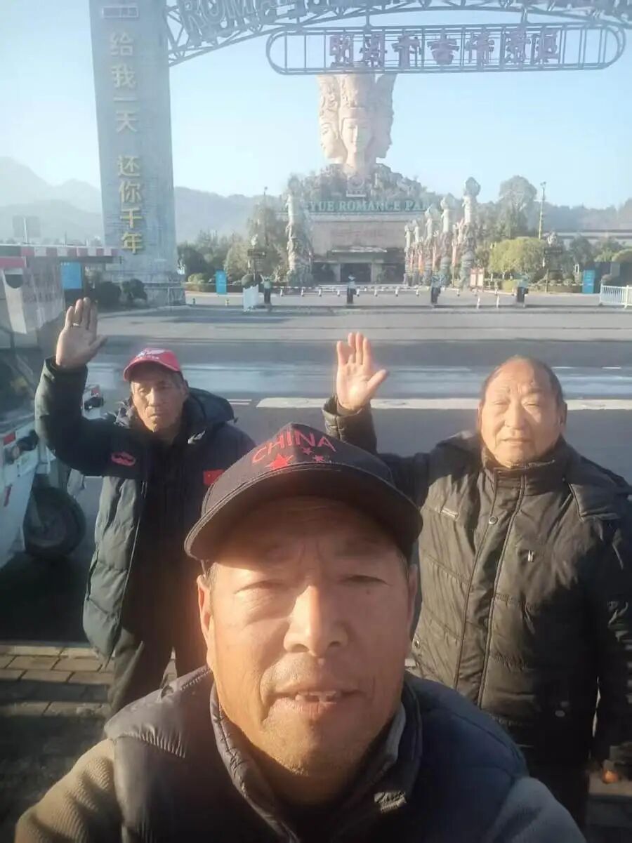 三位均龄75岁以上老人自驾三轮车旅游，106天行程超3000公里