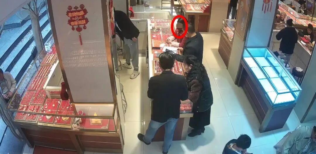 贵阳一金店35克黄金手镯“不翼而飞”，民警4小时急速破案，盗贼竟是她