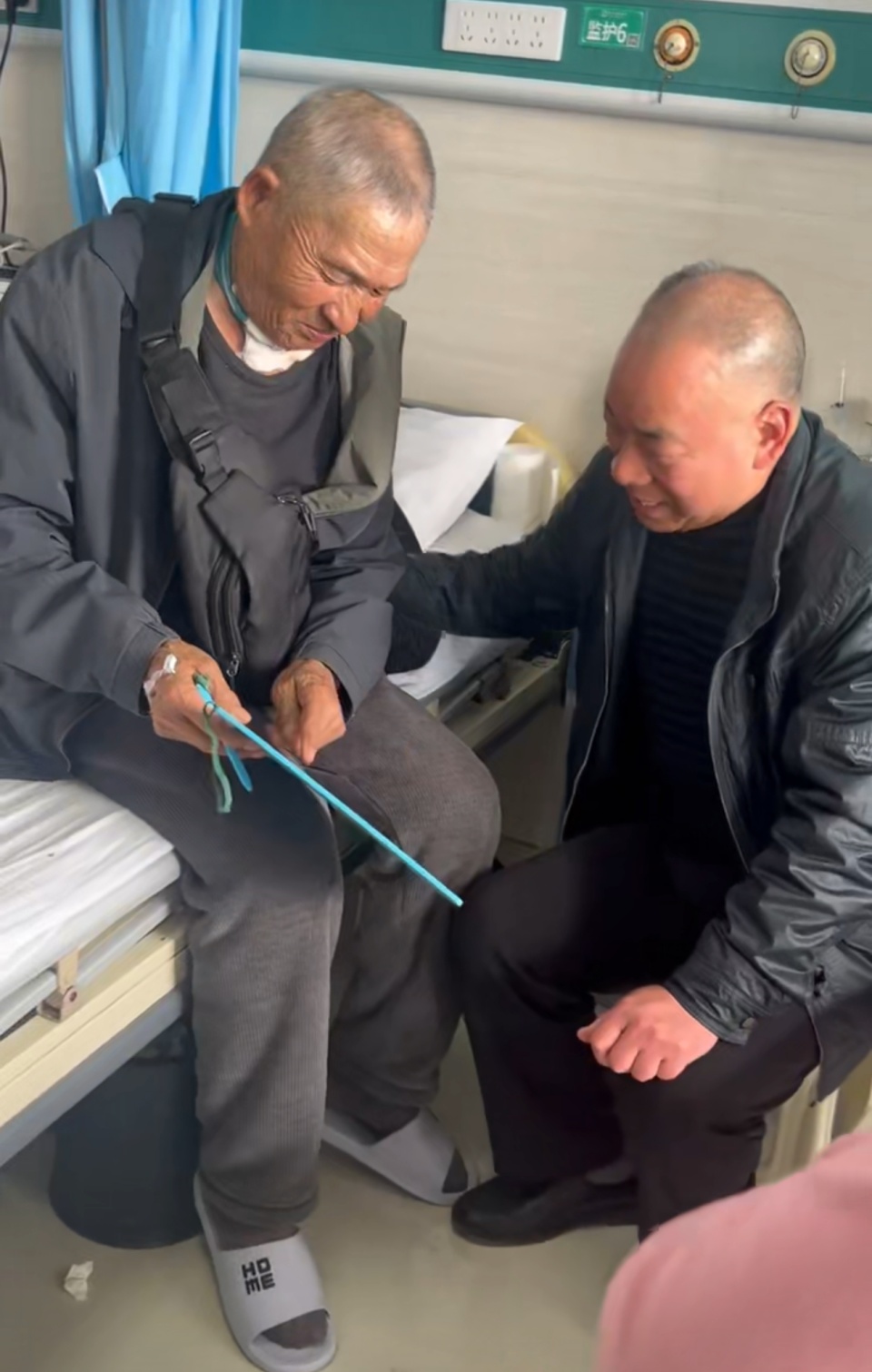 周口女子为病重父亲找到失联34年挚友：加起来132岁的老人，两人见面拥抱眼眶红了