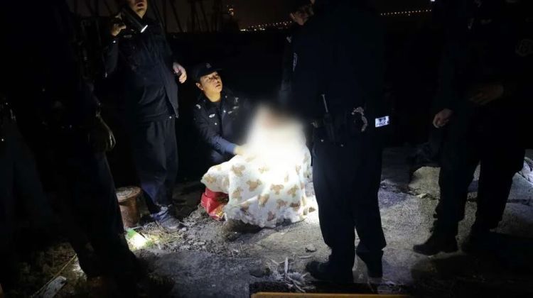 生死营救！男子深陷滩涂，寒夜涨潮在即……他们拼了！