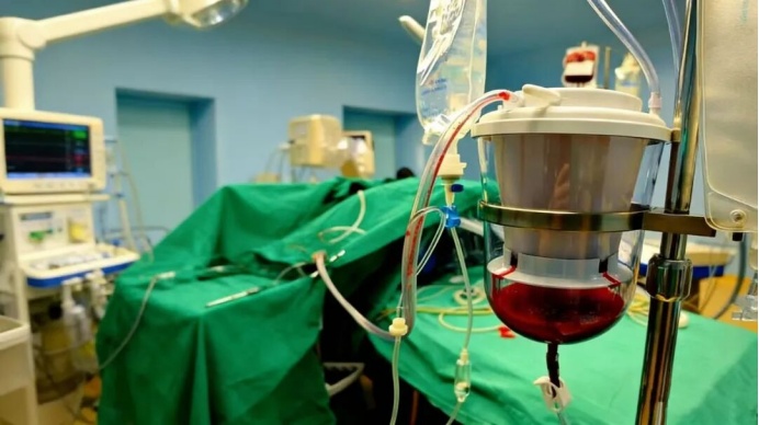 39岁男子车祸后命悬一线，腹腔狂涌2500毫升血，医生一招让他用自己的血救自己