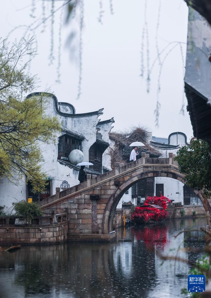 浙江嘉兴：月河古街迎来春日鲜花消费季