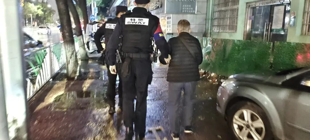 雨夜街头，这对“祖孙”的背影好暖！