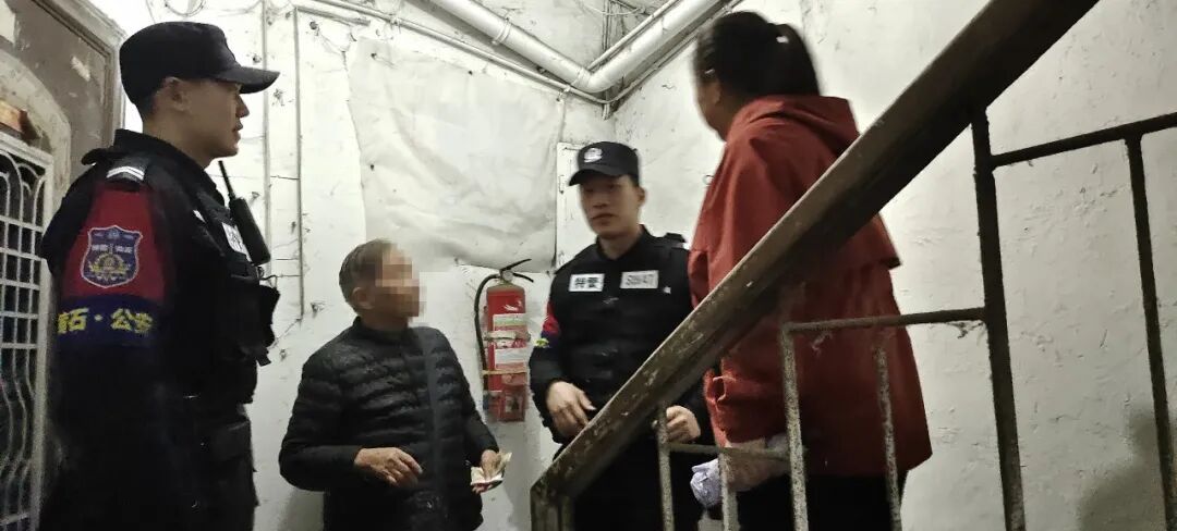 雨夜街头，这对“祖孙”的背影好暖！