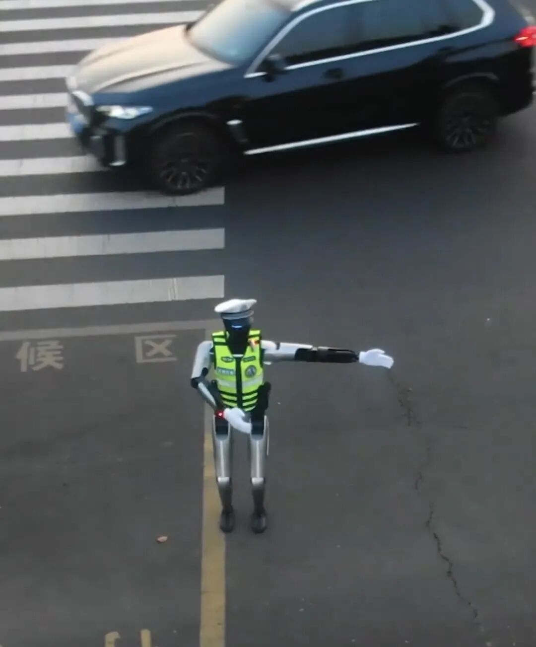 全国多地机器人交警“上岗”，暂不理事故，仅参与辅助性工作！