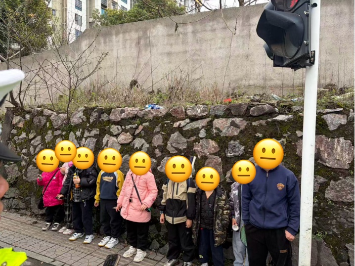 五座小车竟塞进9人！后备箱还藏着一个娃