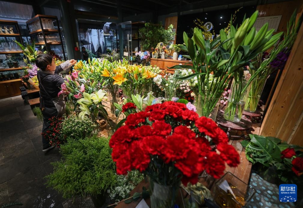 浙江嘉兴：月河古街迎来春日鲜花消费季