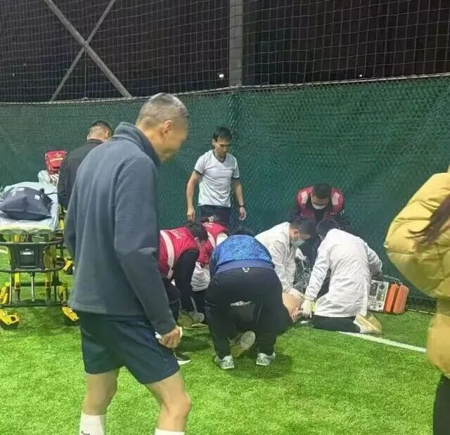 杭州球场突发,40岁男子心脏骤停倒地!紧急提醒:有这些信号,千万别硬扛! 杭州球场突发,40岁男子心脏骤停倒地!紧急提醒:有这些信号,千万别硬扛!