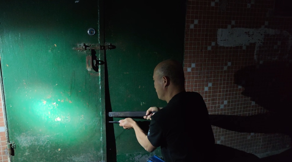 男子跟风在家用渔网、扎带玩“捆绑”，被困后大声呼叫，外卖小哥路过发现报警求助