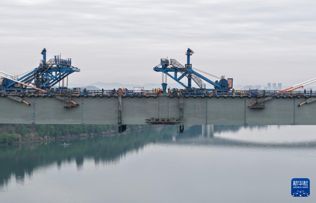 成达万高铁嘉陵江特大桥顺利合龙