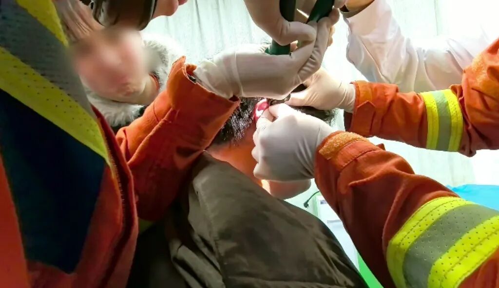 男子甩一竿后戴上“新款耳饰”！消防员医院里“主刀”