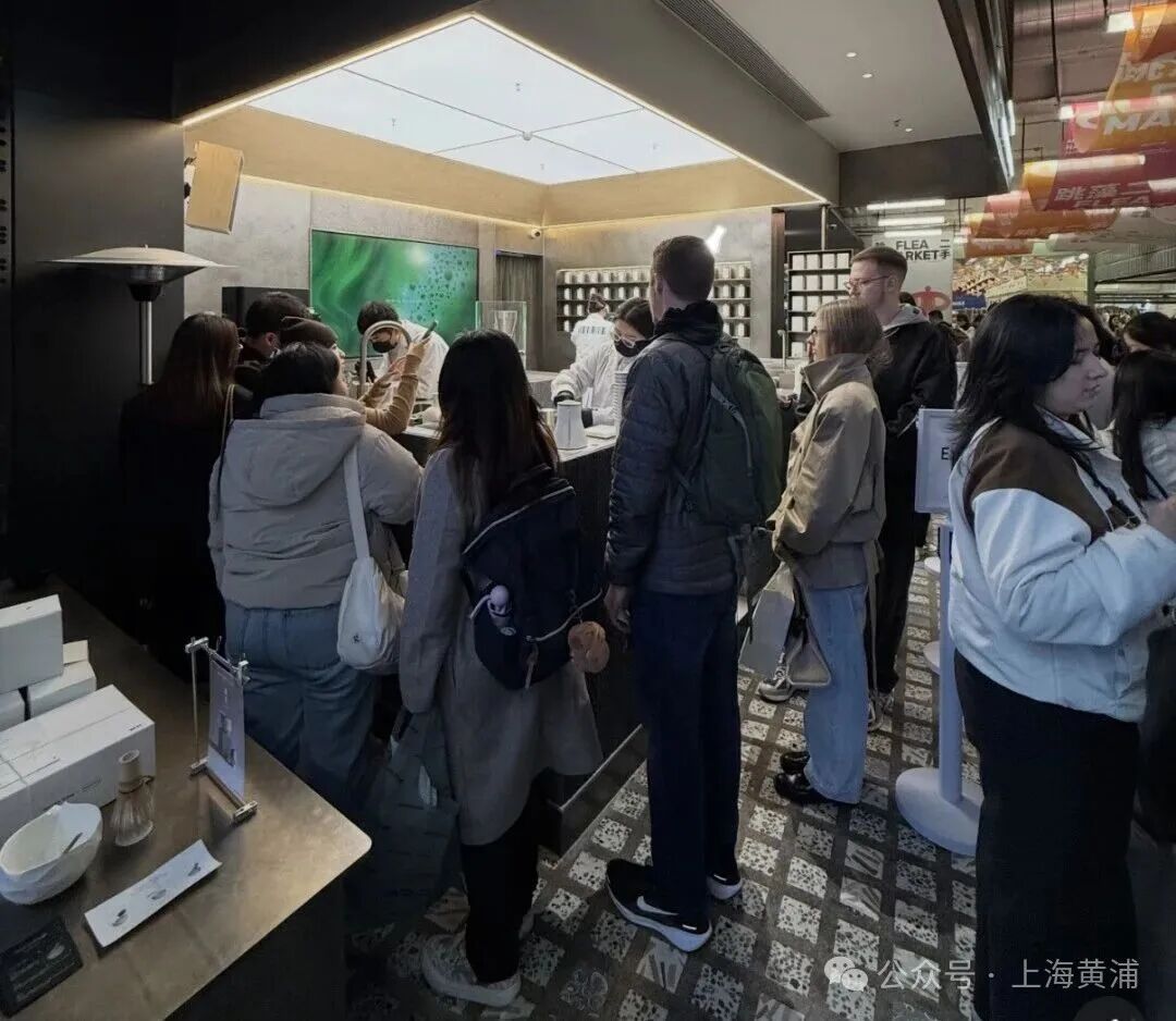 这里又开始排长队了！这次居然是为了“一群羊”？老外在上海街头排队“杀羊”突然火了