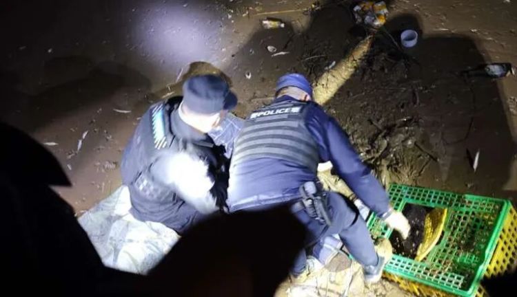 生死营救！男子深陷滩涂，寒夜涨潮在即……他们拼了！