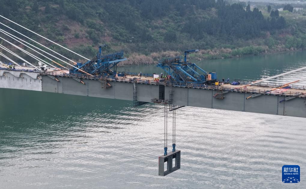 成达万高铁嘉陵江特大桥顺利合龙