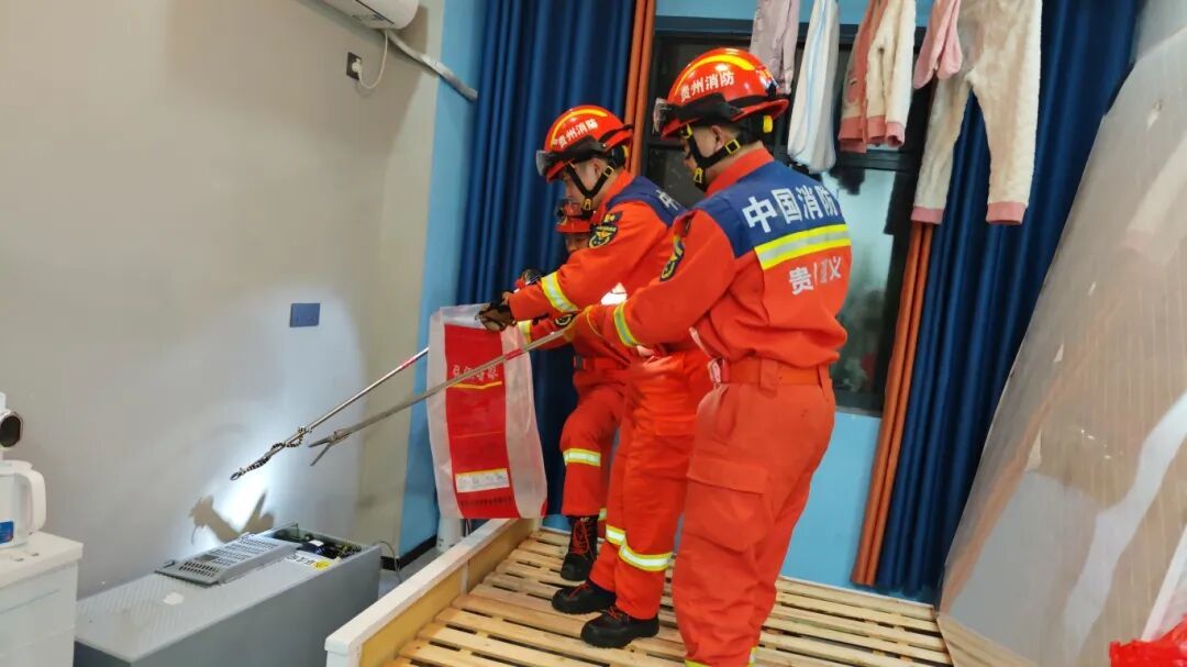 惊险！剧毒银环蛇闯入家中 已进入活跃期，小心