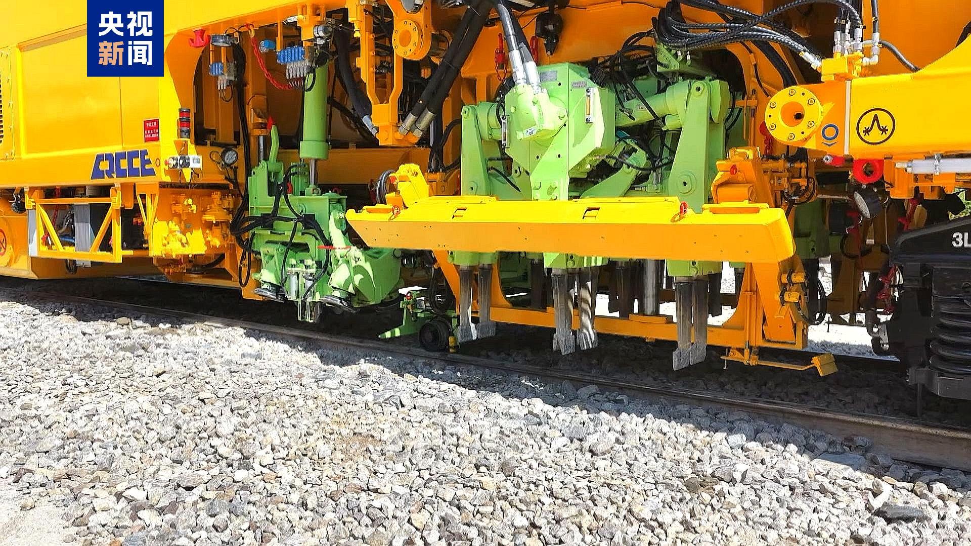 实现尾气零排放 我国首台铁路隧道双动力智能捣固车下线