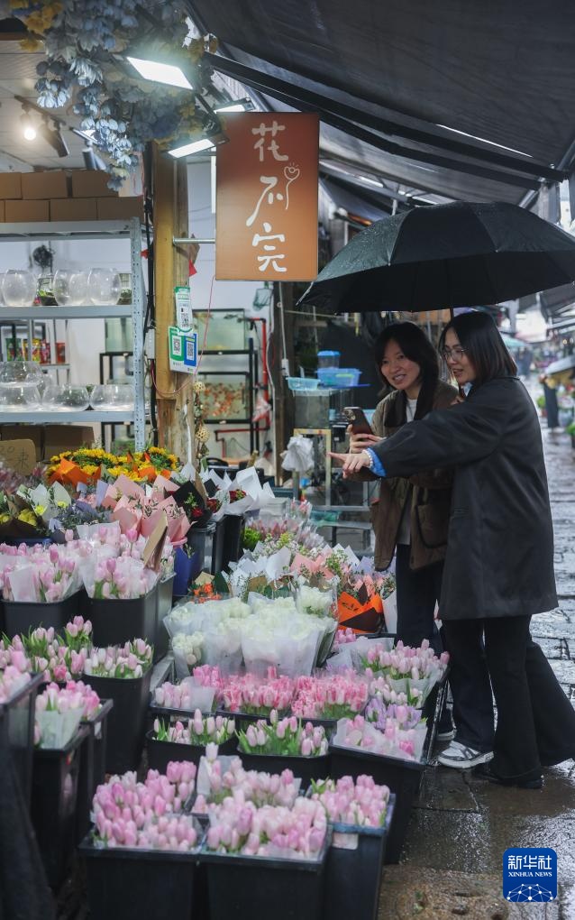 浙江嘉兴：月河古街迎来春日鲜花消费季