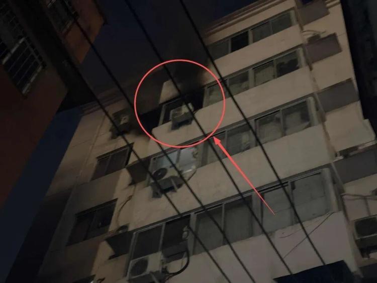 00后辅警冲入火海救火 “免费烫头，值了!”