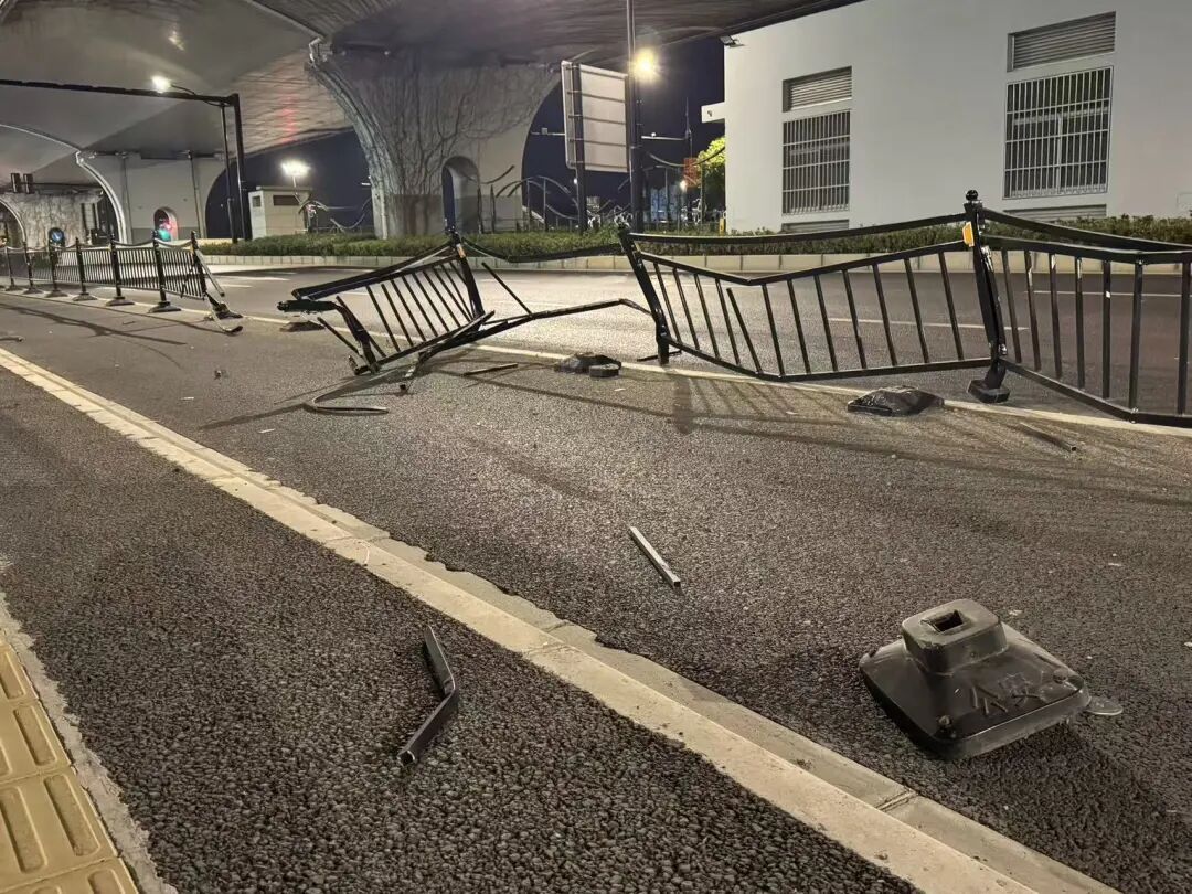 上海街头！男子撞坏18米护栏后逃逸，还拒接警察电话……