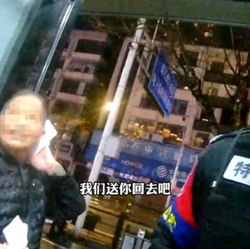 雨夜街头，这对“祖孙”的背影好暖！