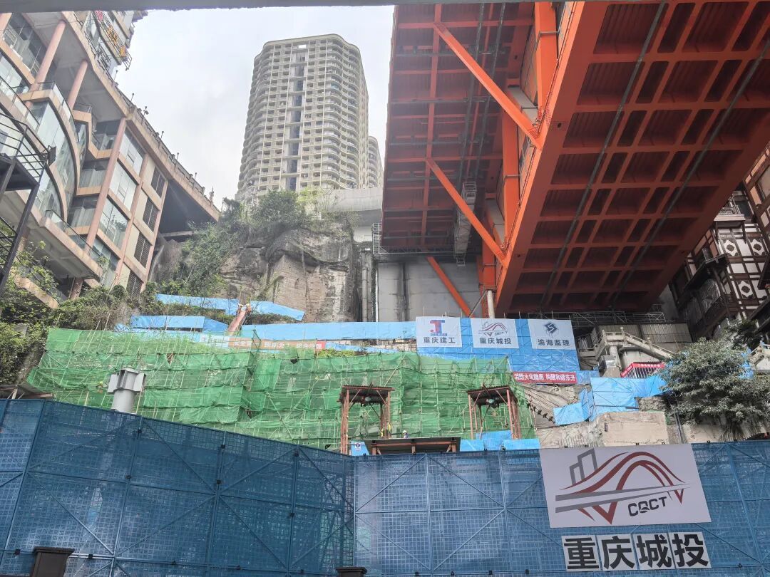 洪崖洞旁“长”出40米立体扶梯！这个城市更新项目太“重庆”了