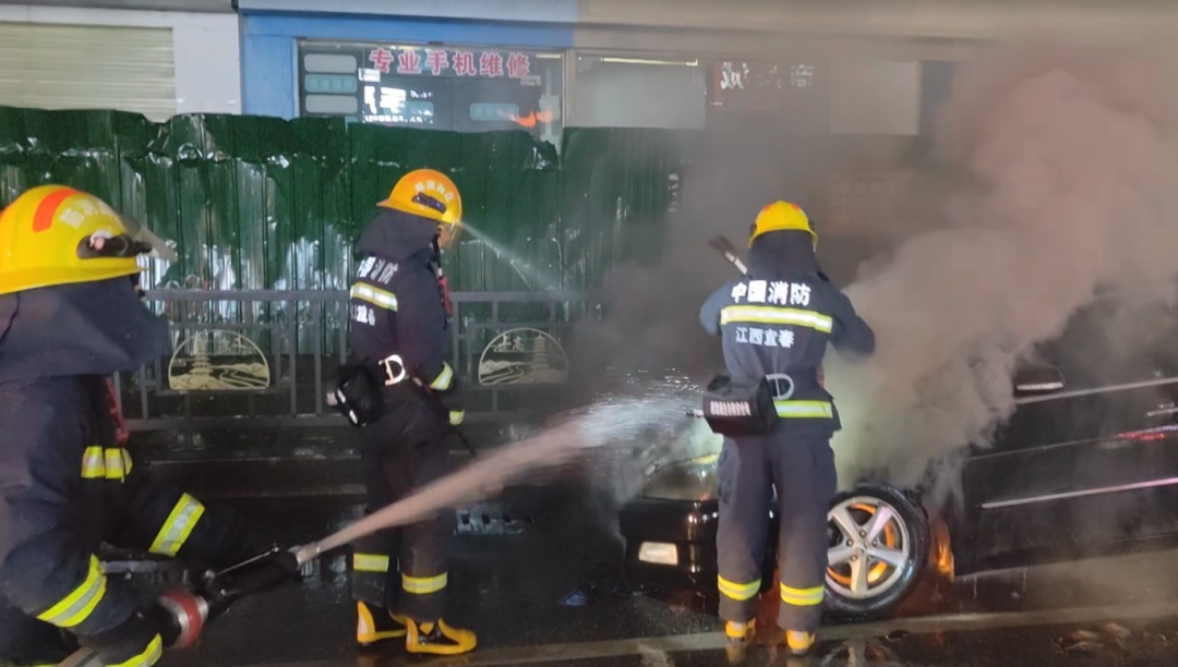 离谱！一男子围观路边火灾，凑近一看：烧的竟是自己的车