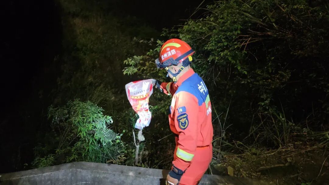 惊险！剧毒银环蛇闯入家中 已进入活跃期，小心