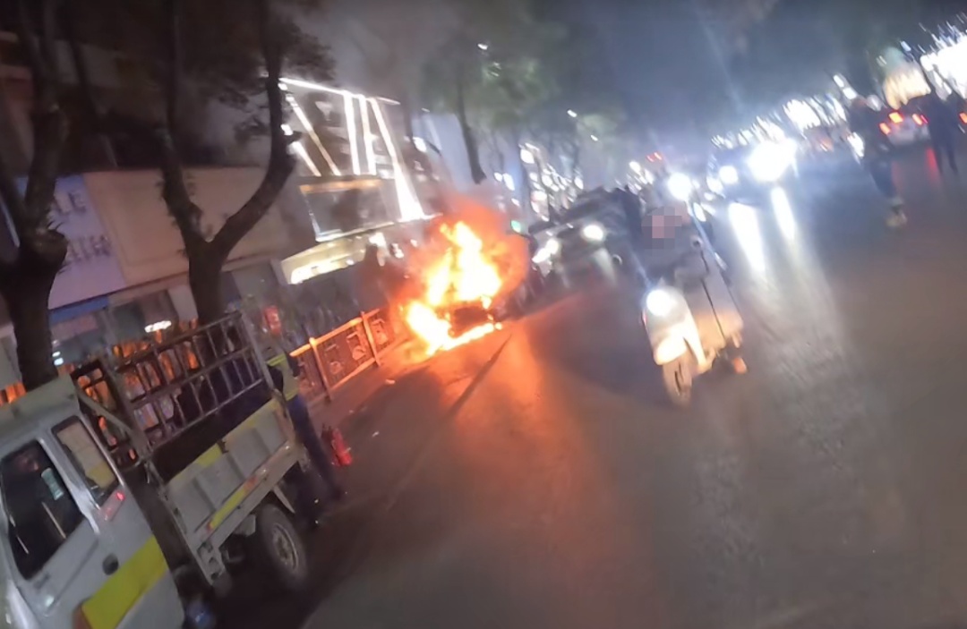 离谱！一男子围观路边火灾，凑近一看：烧的竟是自己的车