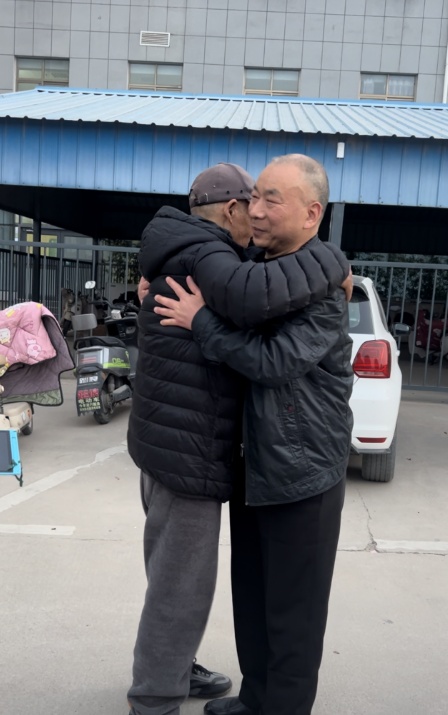 周口女子为病重父亲找到失联34年挚友：加起来132岁的老人，两人见面拥抱眼眶红了