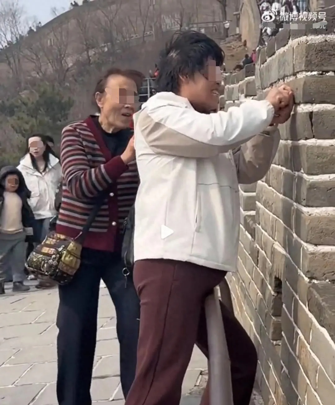 女子在八达岭长城刻字，留下“张某霞二姐妹留念”字样，北京延庆警方通报：已行政拘留