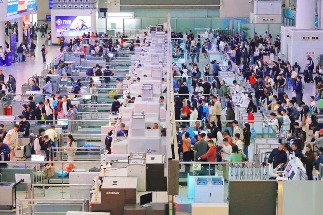 11台20线！这座超大高铁站停满复兴号！