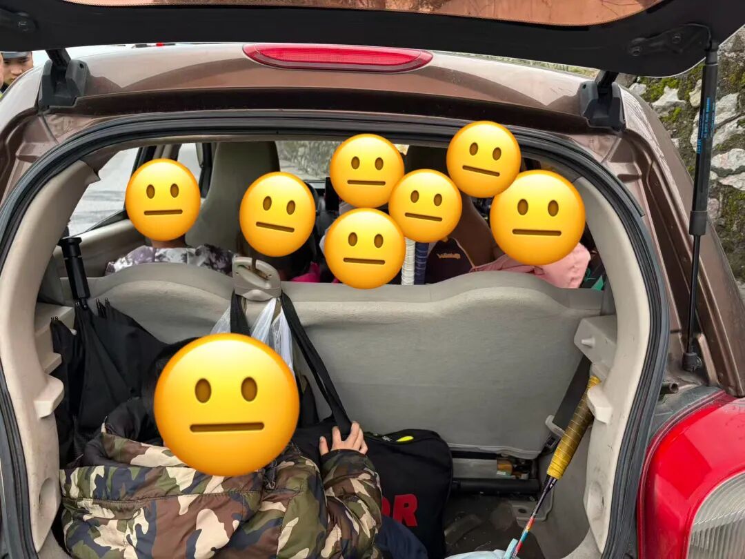 五座小车竟塞进9人！后备箱还藏着一个娃