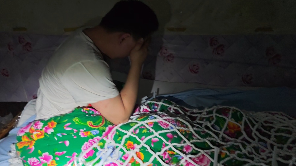 男子跟风在家用渔网、扎带玩“捆绑”，被困后大声呼叫，外卖小哥路过发现报警求助