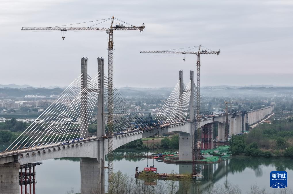 成达万高铁嘉陵江特大桥顺利合龙