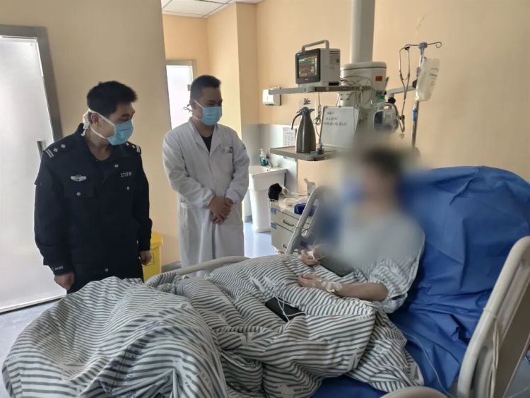 生死营救！男子深陷滩涂，寒夜涨潮在即……他们拼了！