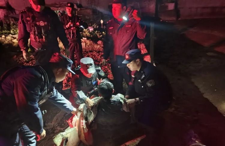 生死营救！男子深陷滩涂，寒夜涨潮在即……他们拼了！