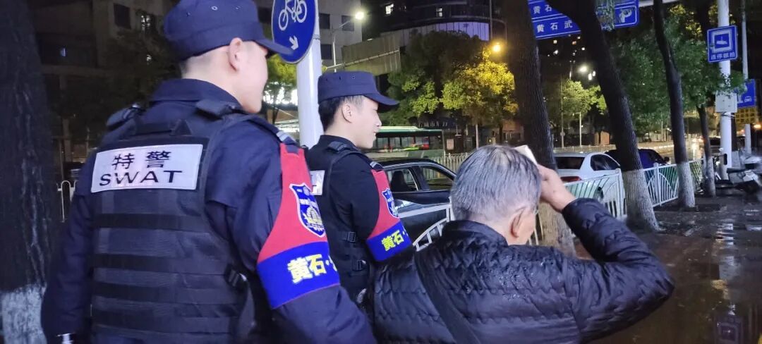 雨夜街头，这对“祖孙”的背影好暖！