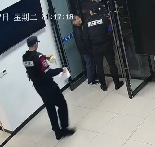 雨夜街头，这对“祖孙”的背影好暖！