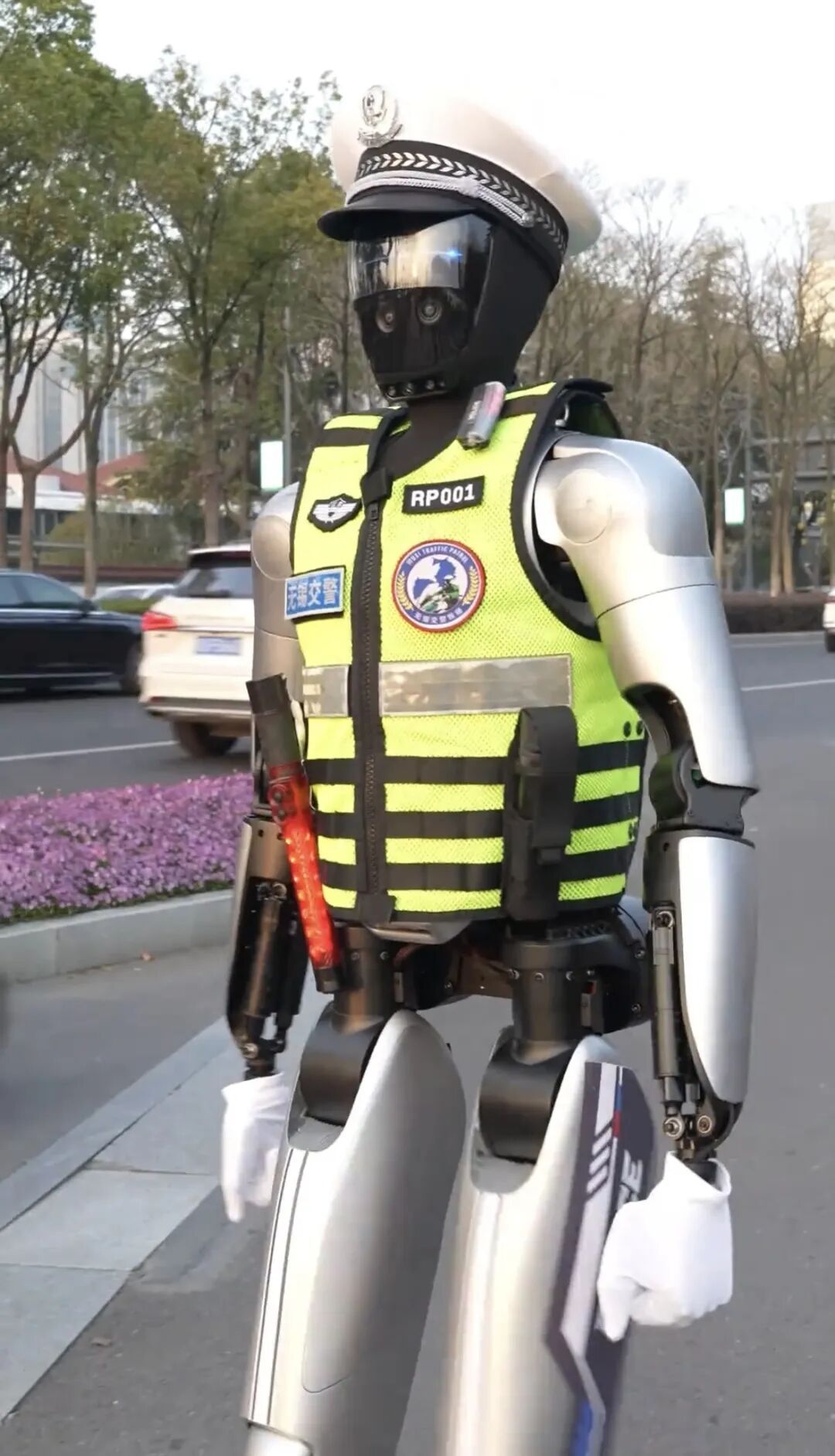 全国多地机器人交警“上岗”，暂不理事故，仅参与辅助性工作！