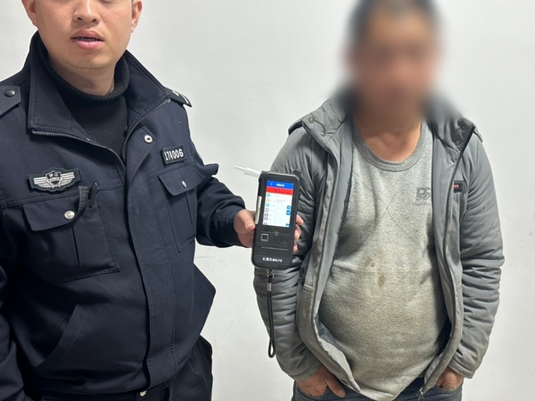 男子驾驶面包车在台州被拦，满身酒气，三次改口试图蒙混过关，目前已被刑拘