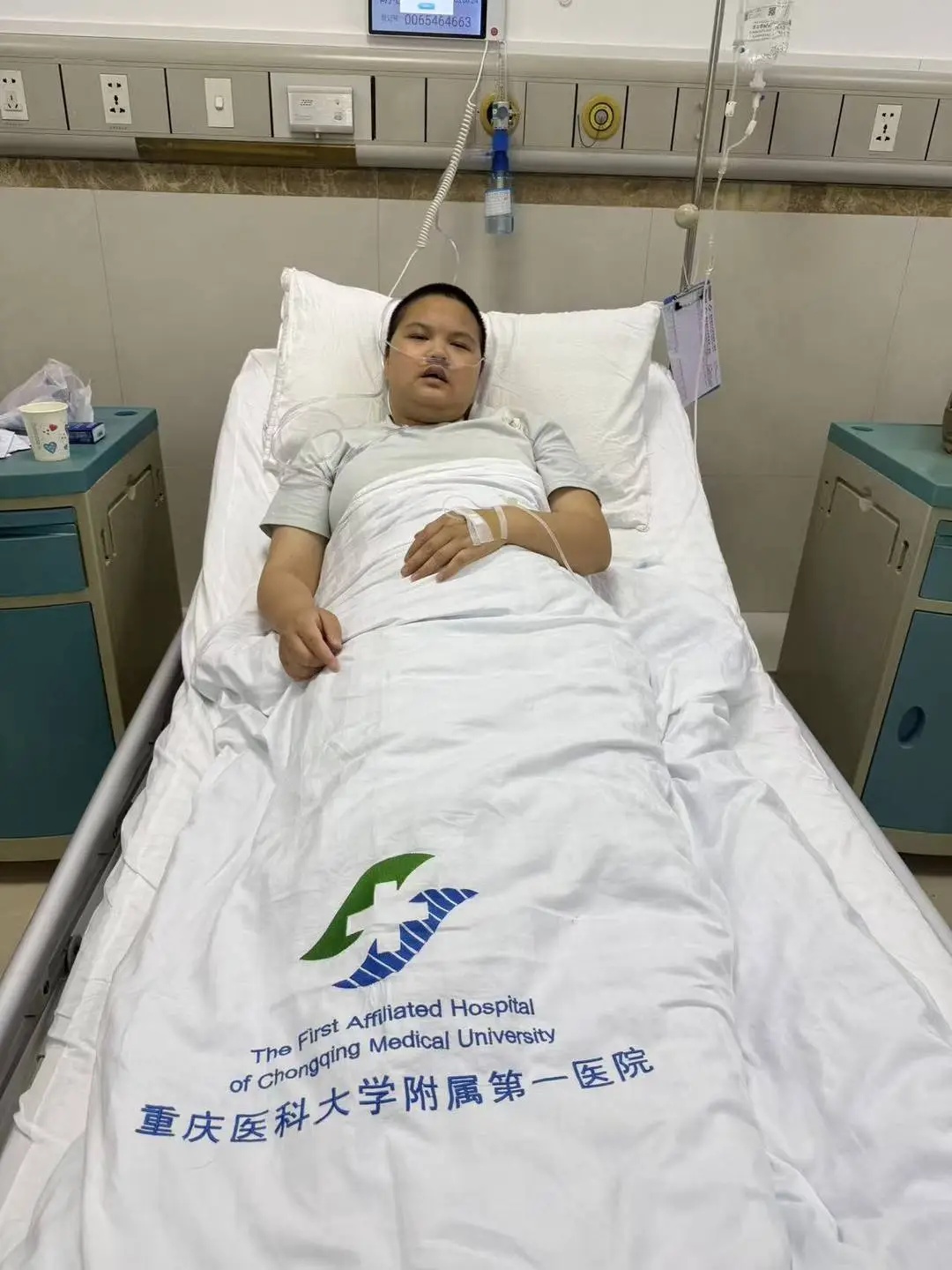 22岁女孩地铁吐血脱外套擦地：不想别人沾到！华西医院回应：已离院